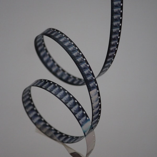 奇幻剧《龙之家族》海报，展示龙与坦格利安家族标志