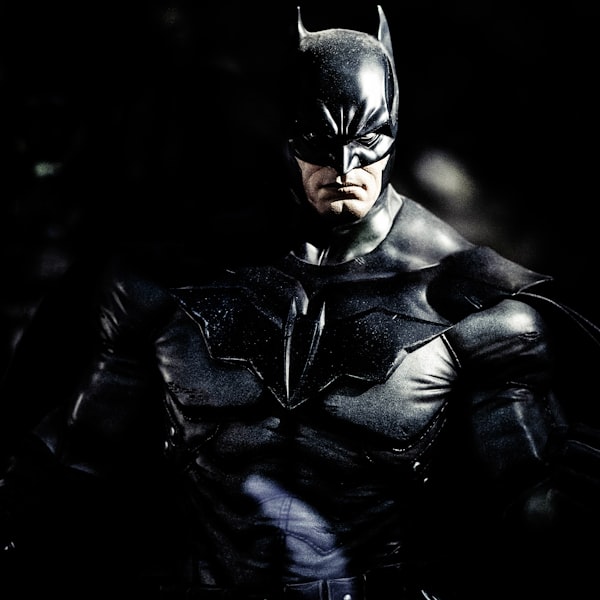 美剧《最后生还者》海报，主角在末日废墟中前行