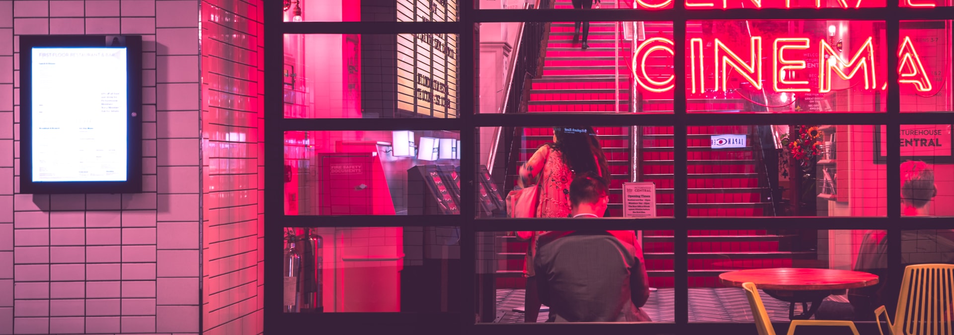 全球热播科幻大片《深空纪元》焦点宣传海报，展示宇宙飞船与星际场景