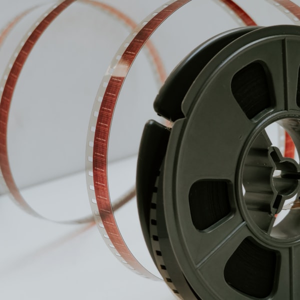 犯罪剧《金斯敦市长》海报，展现城市街景与主角坚毅表情