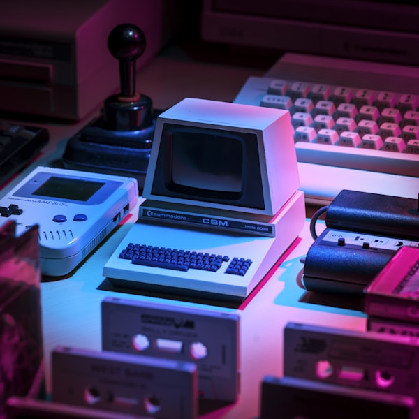 古装仙侠剧《九州青云录》官方海报，主演身着华丽古装立于山巅