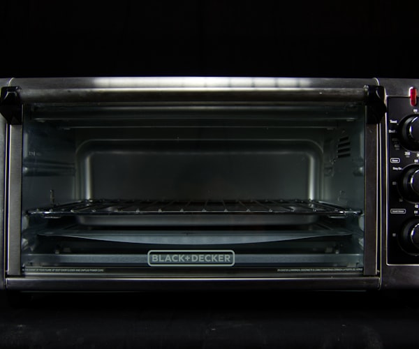 电影《瞬息全宇宙》剧照，杨紫琼饰演的主角在不同宇宙中穿梭